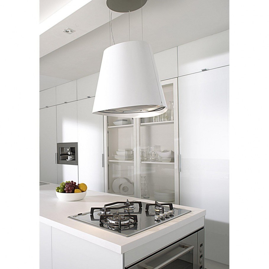 Светлая кухня с деревянной столешницей