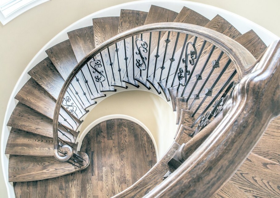 Лестница винтовая деревянная