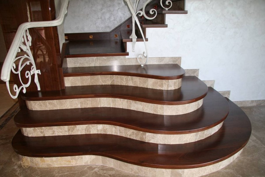 Лестница с подиумом