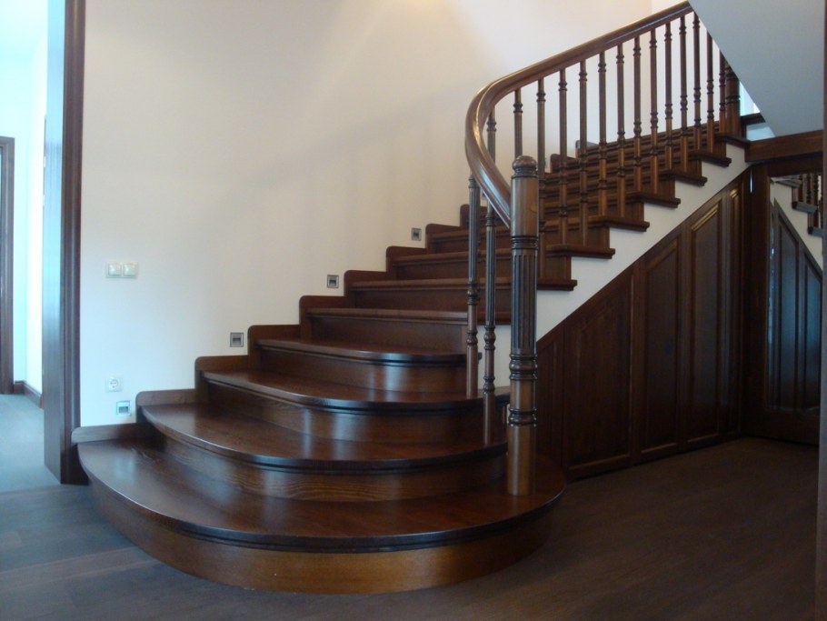 Бетонная лестница с закругленными ступенями