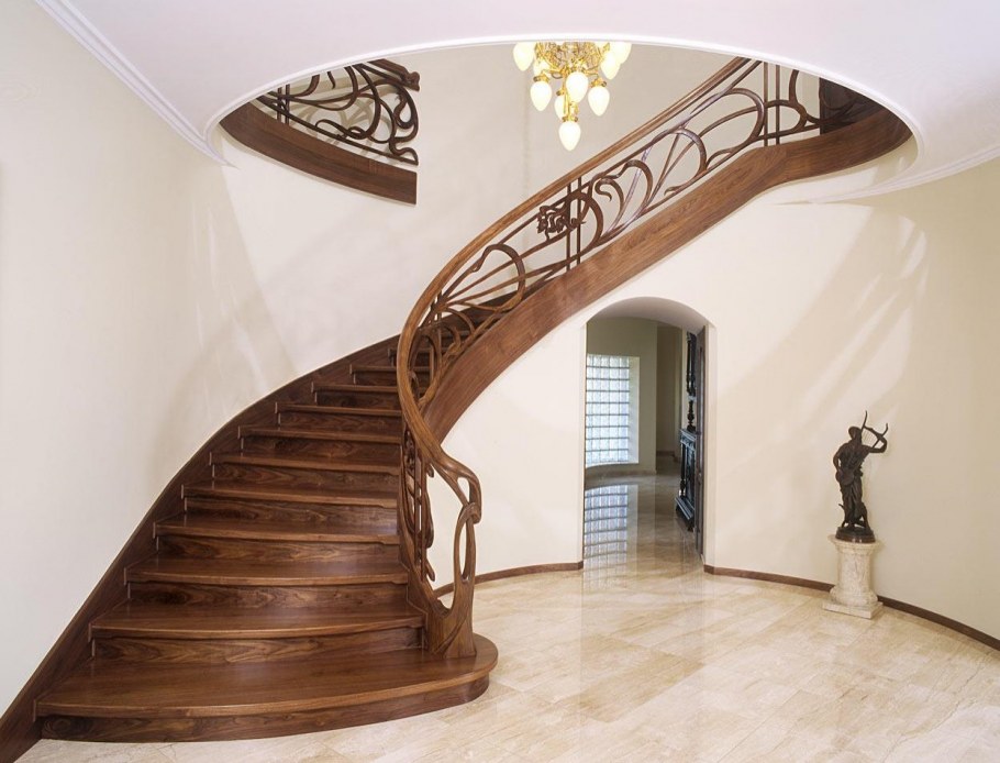 Кованная полувинтовая лестница