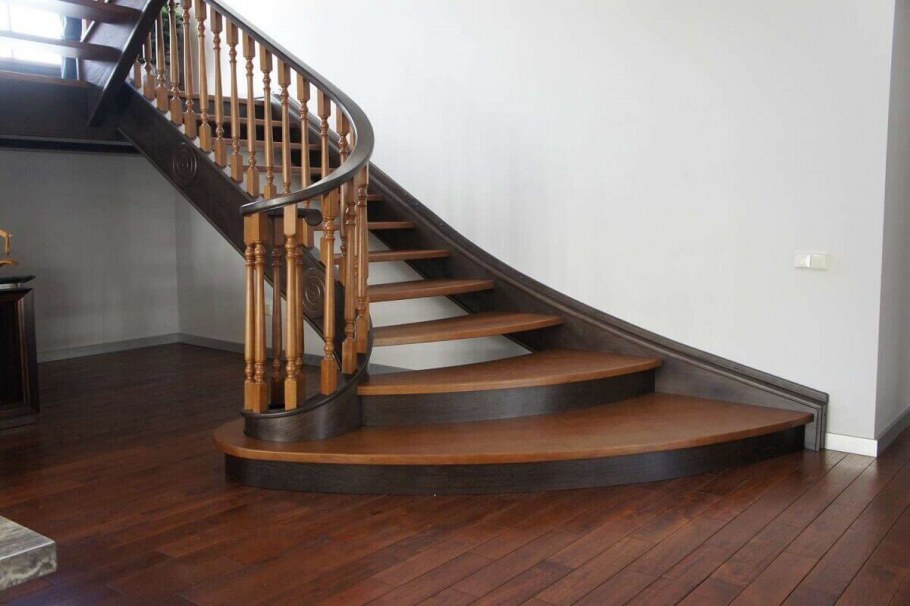 Круглая лестница из дерева
