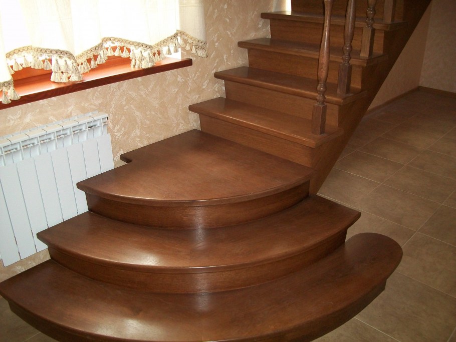 Полукруглые деревянные ступени