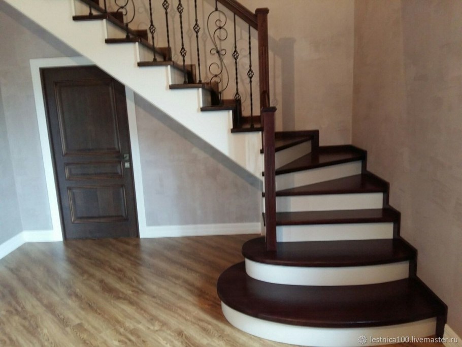 Бетонная лестница в двухэтажном доме