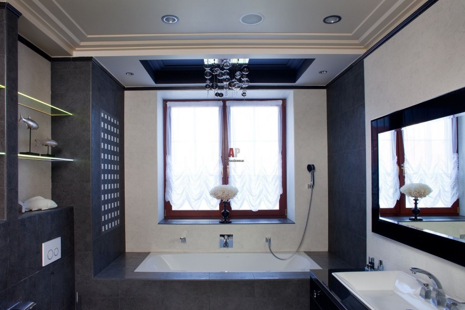 Планировка квадратной ванной с окном