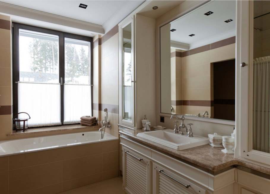 Ванная у окна в коттедже