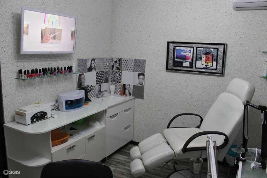 Сиреневые стены в офисе