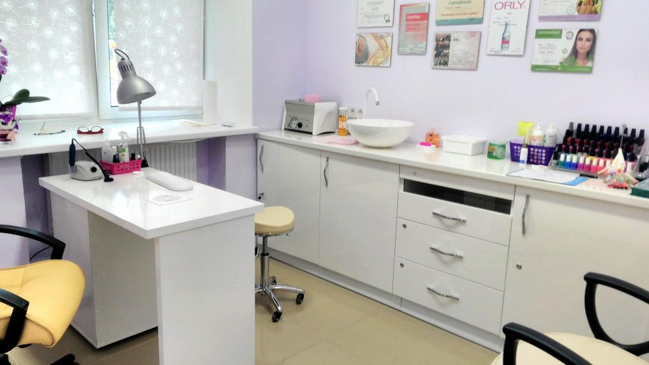 Шкаф для маникюрного салона