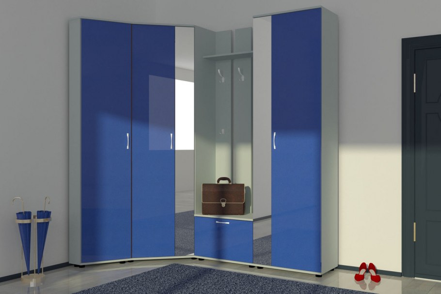 Синие стены в прихожей