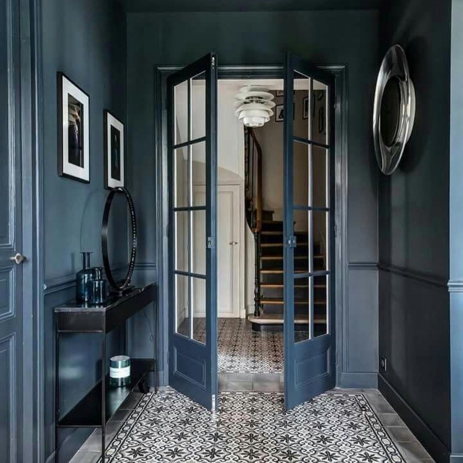 Прихожая в темных тонах