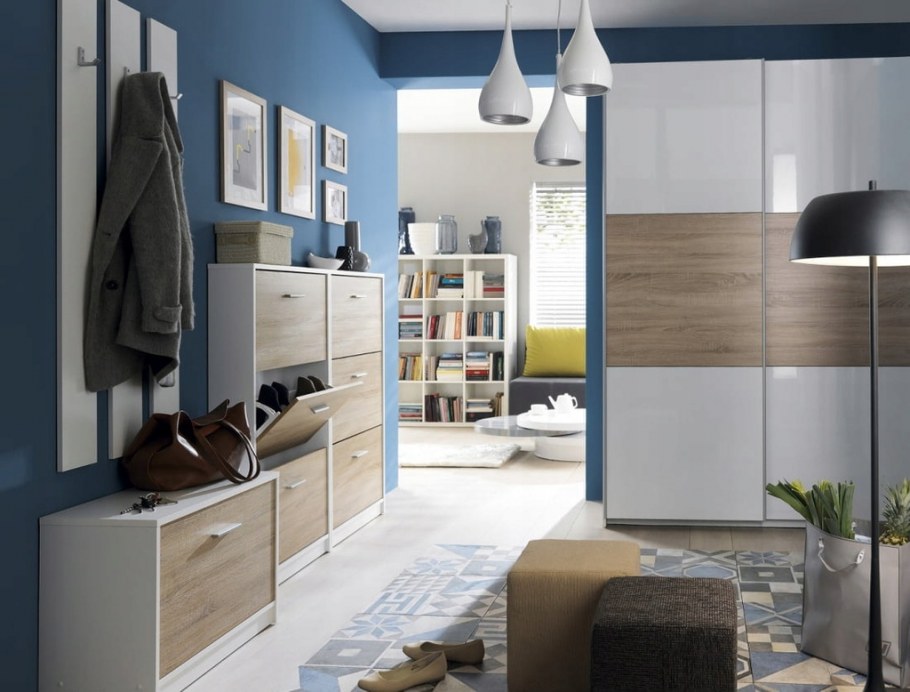 Светло голубая прихожая