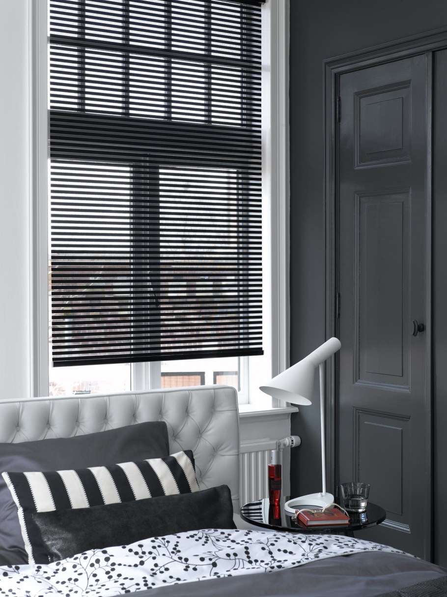 Черные жалюзи в интерьере