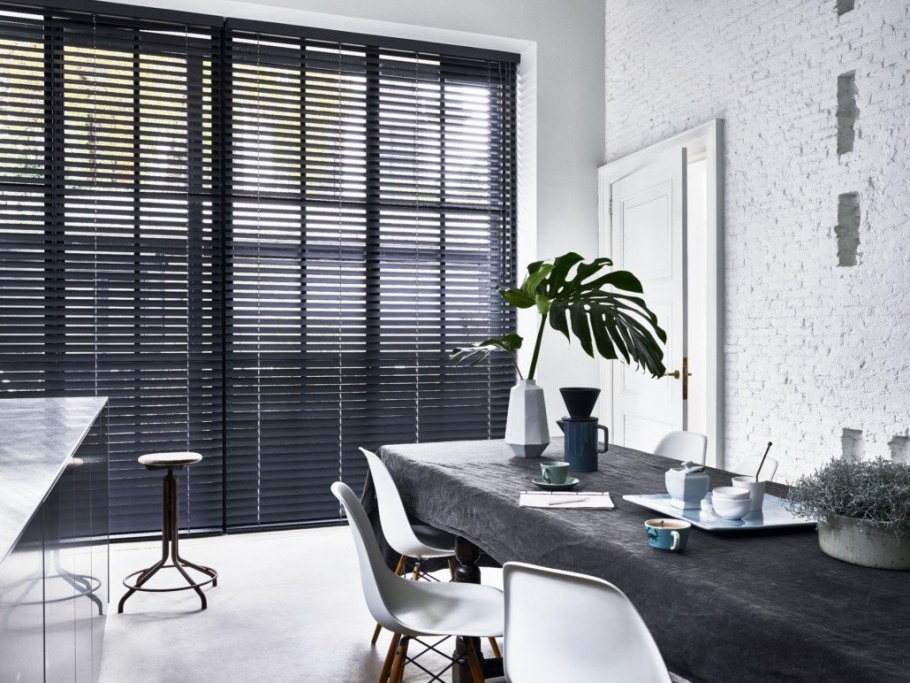 Жалюзи в стиле лофт в интерьере