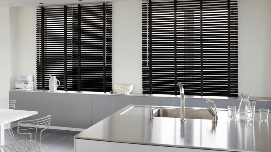 Черные жалюзи на кухне