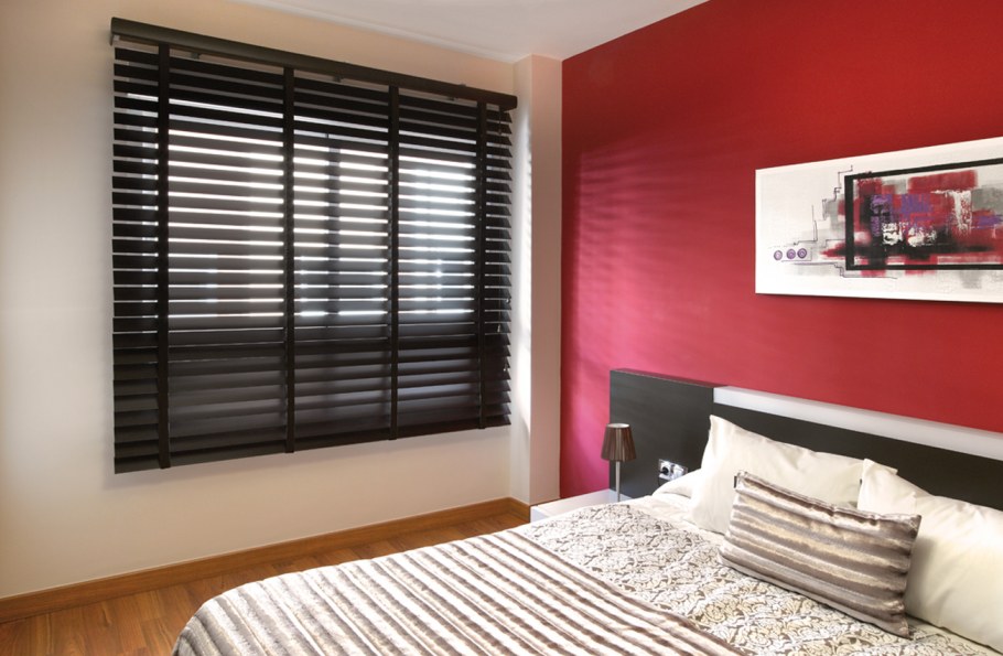 Черные деревянные жалюзи в интерьере