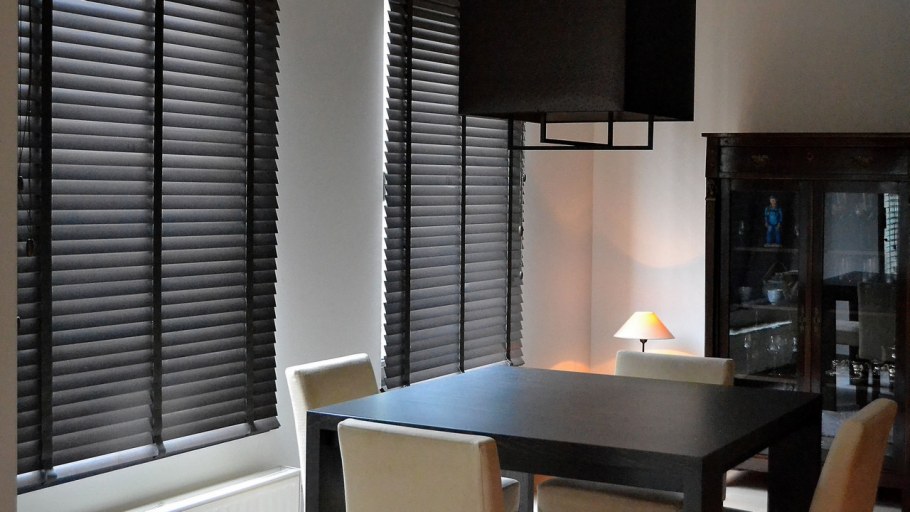 Черные деревянные жалюзи