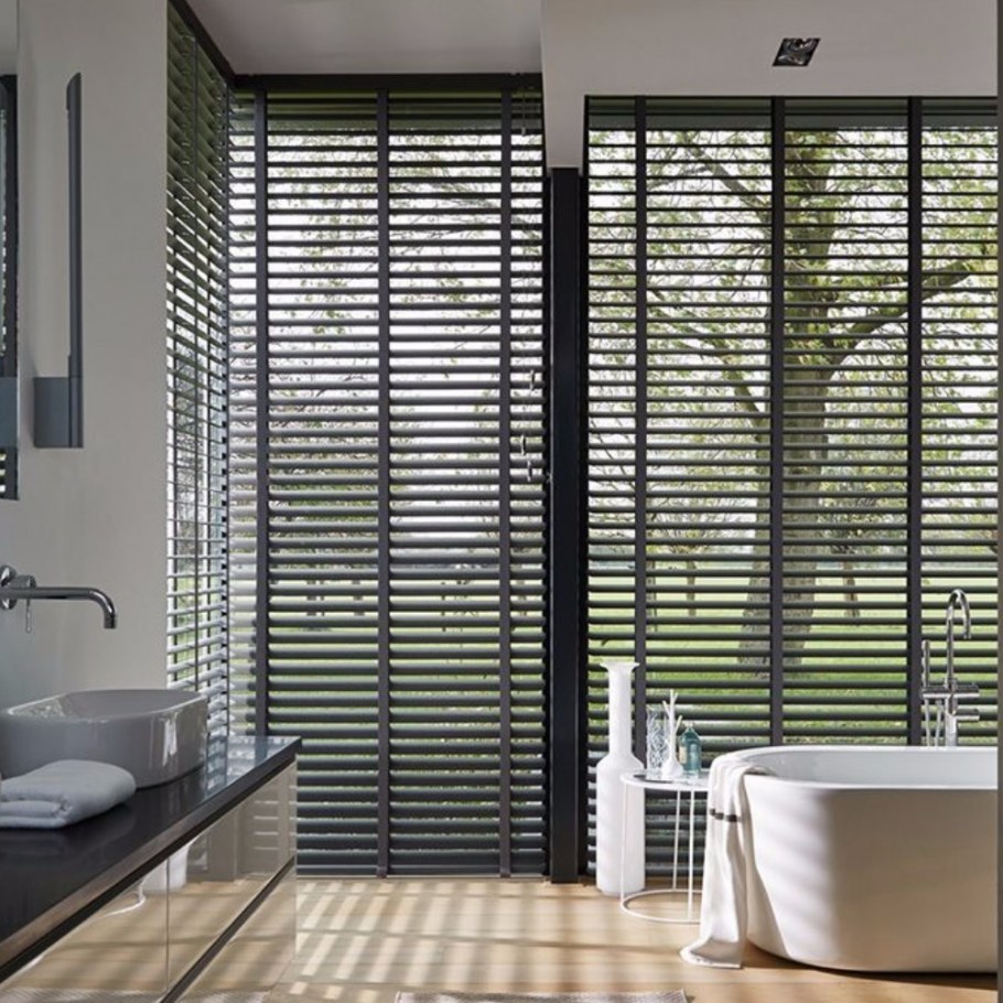 Горизонтальные жалюзи в туалет
