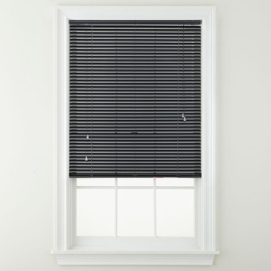 Жалюзи черные горизонтальные