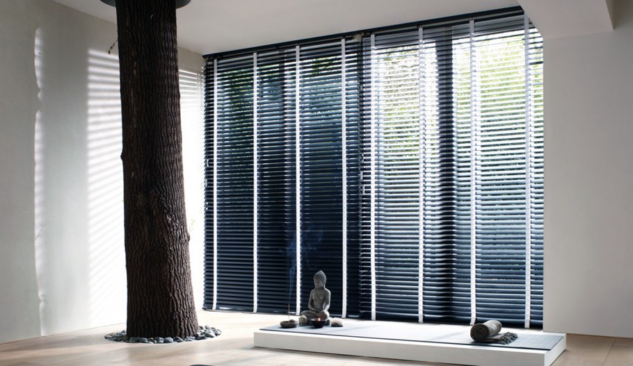 Черные деревянные жалюзи в интерьере