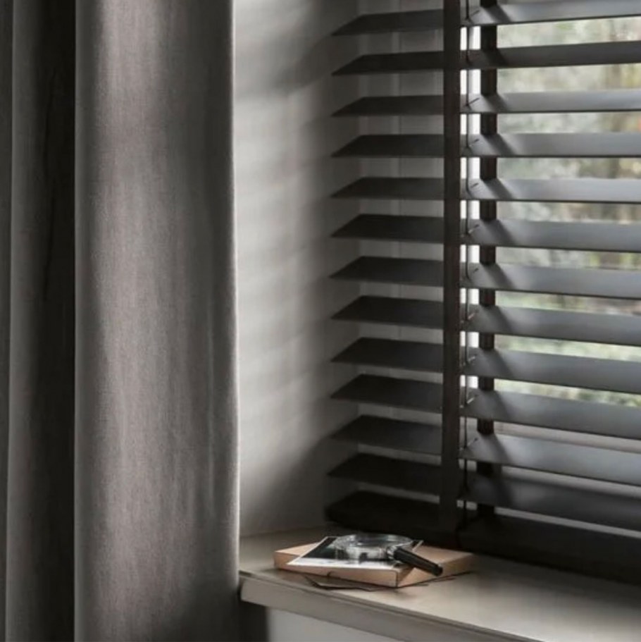 Черные деревянные жалюзи на окна