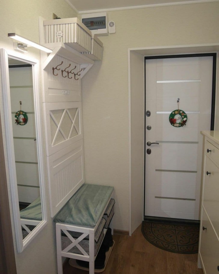 Интерьер узкой прихожей