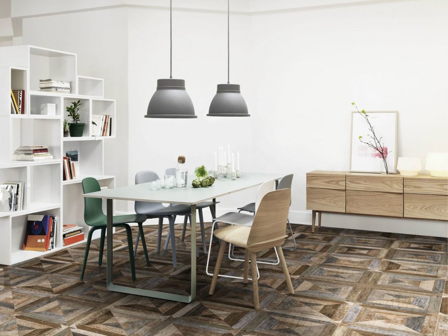 Гостиная в скандинавском стиле с кирпичной стеной