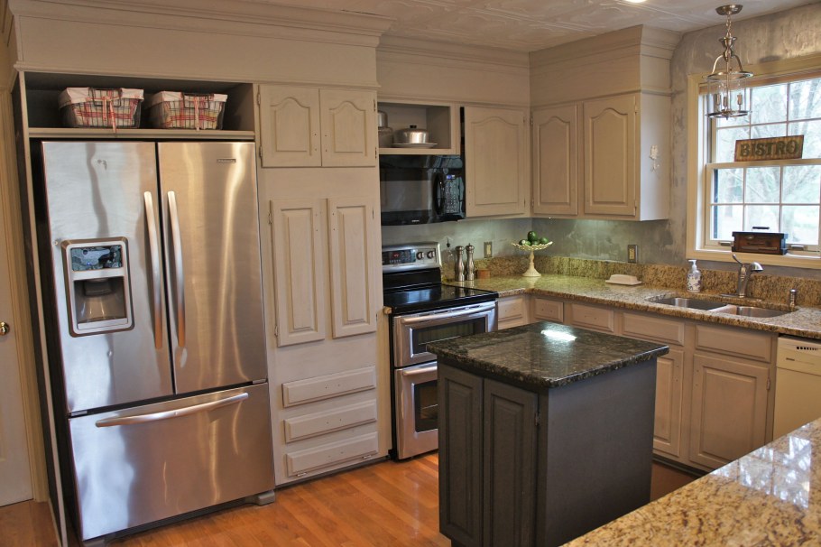 Кухня с золотым холодильником