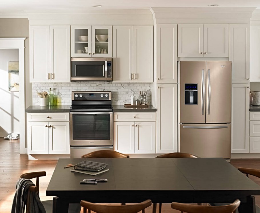 Бежевый холодильник в интерьере белой кухни