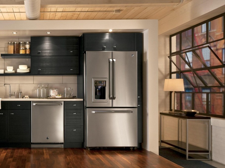 Шкаф над холодильником в кухне