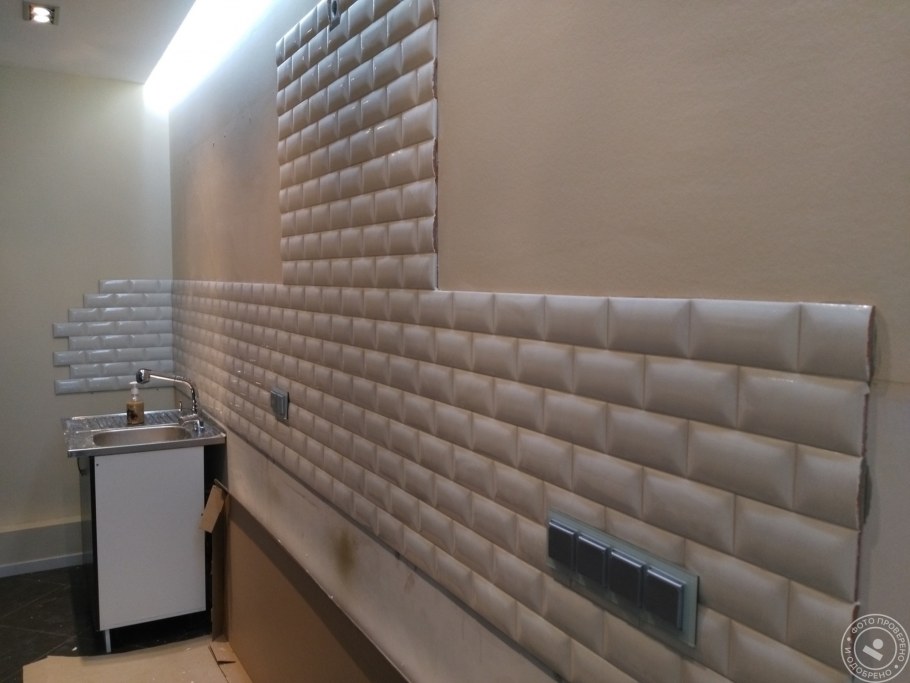 Торец плитки на фартуке