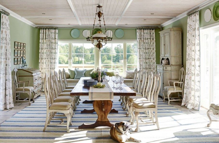 Спальня с камином в стиле Прованс