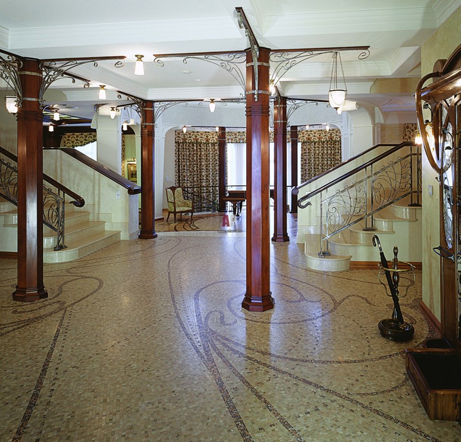 Металлические колонны в интерьере