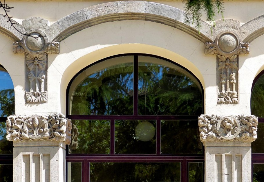 Отделка колонны в интерьере