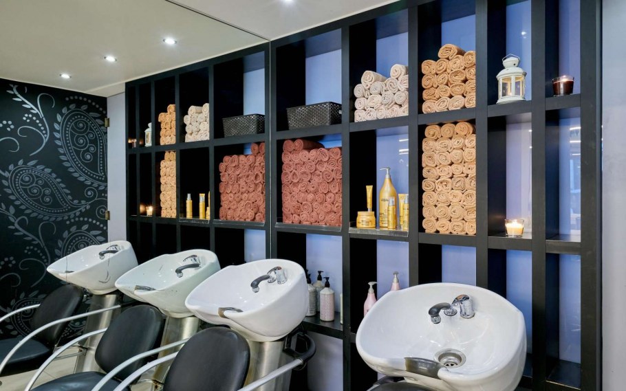 Интерьер салона красоты в белых тонах