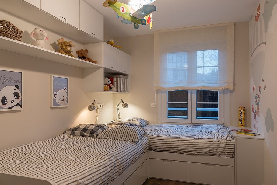 Узкая спальня для двоих детей
