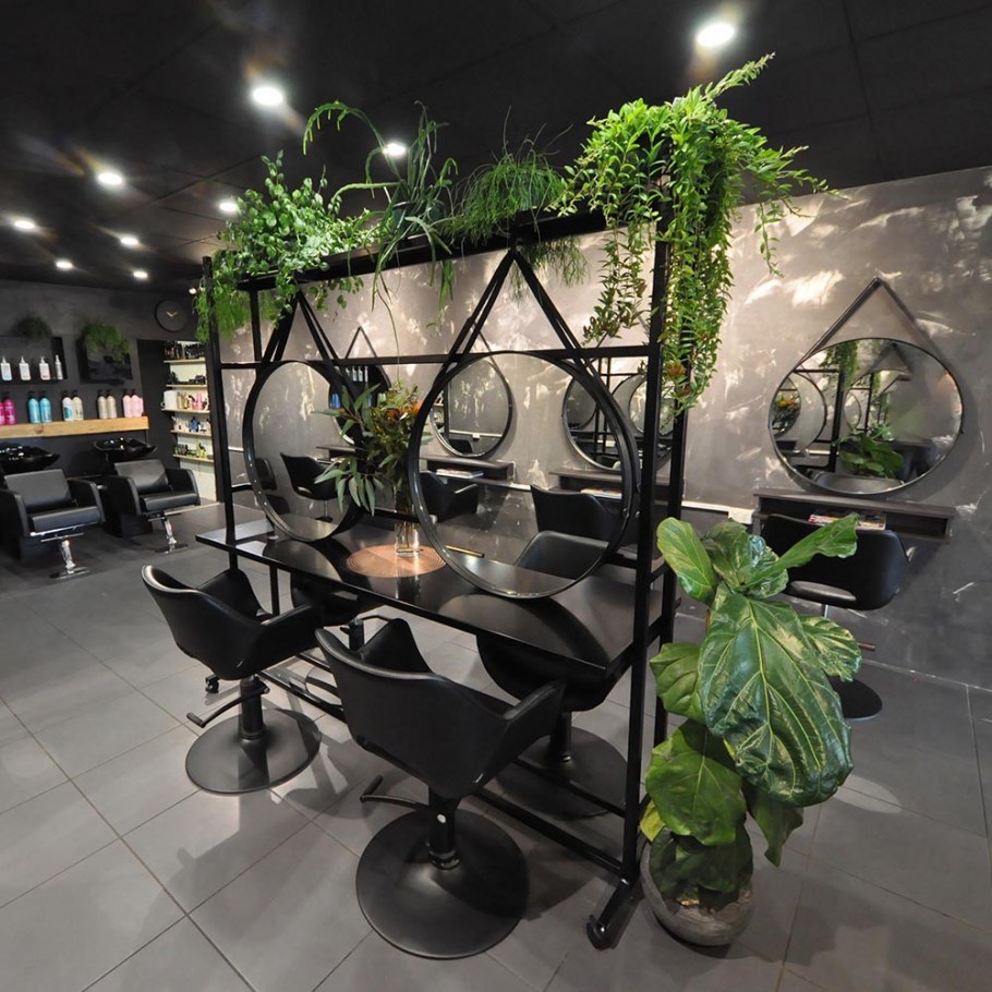 Интерьер салона красоты с зеленью