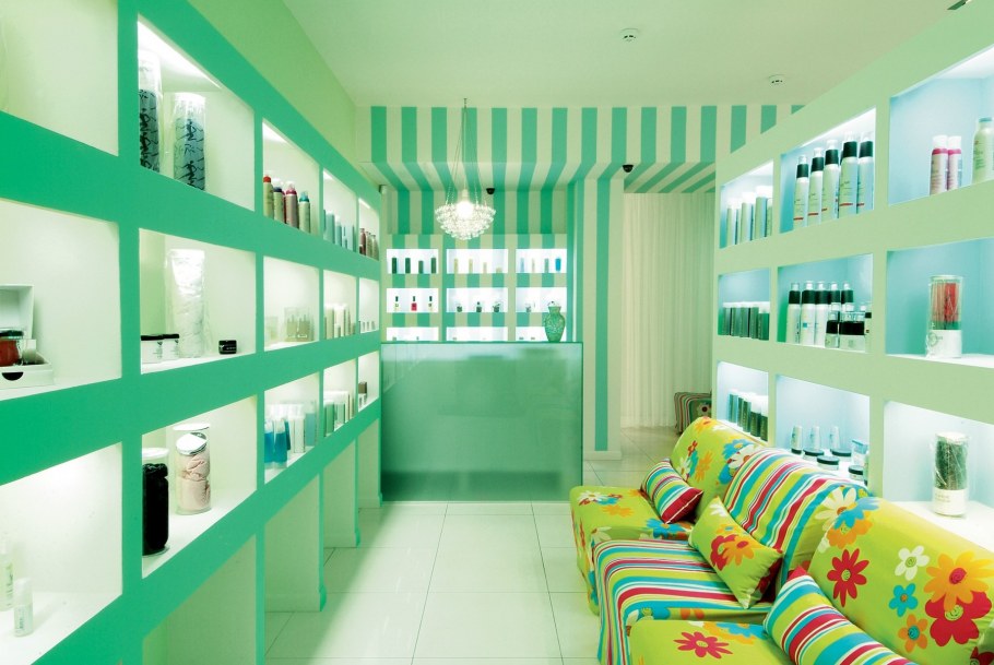 Интерьер парикмахерской в зеленом цвете