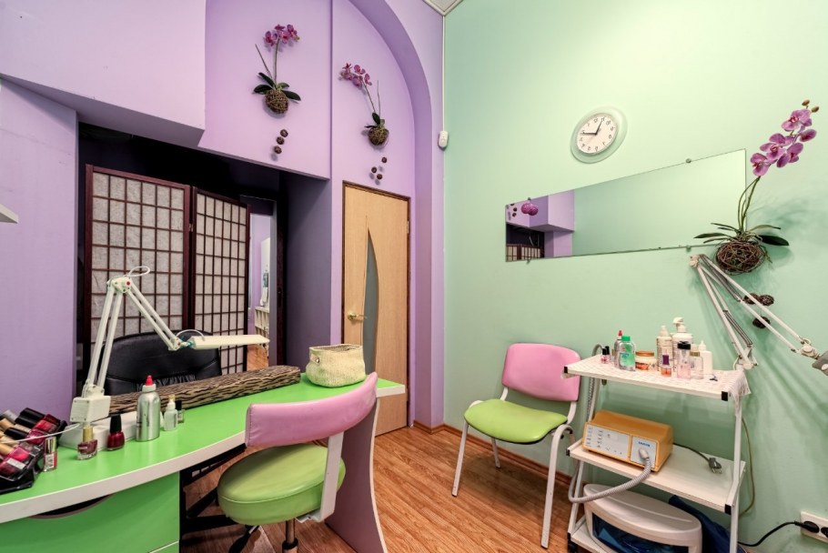 Кабинет маникюра в зеленых тонах