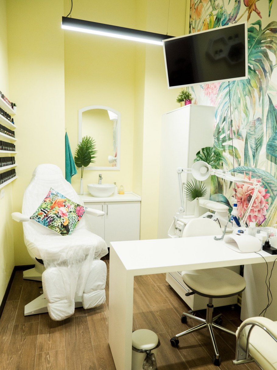 Интерьер салона красоты с зеленью