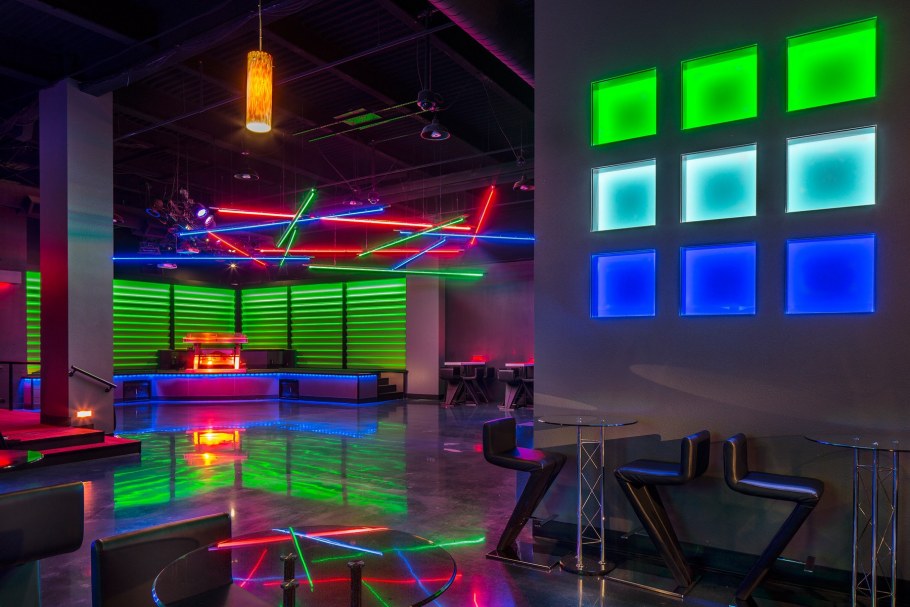 Неоновый коридор