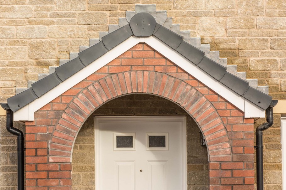 Кирпичная стрельчатая арка