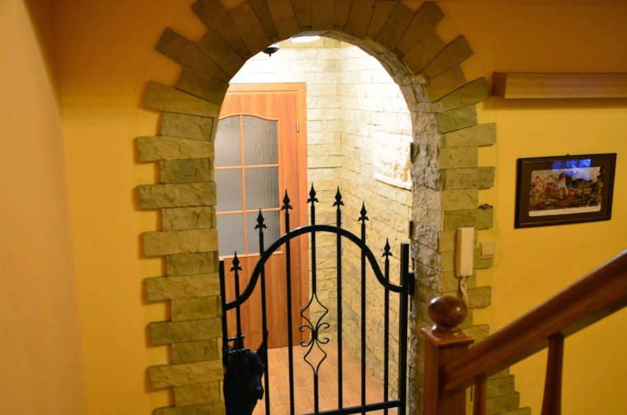 Кирпичная арка в интерьере