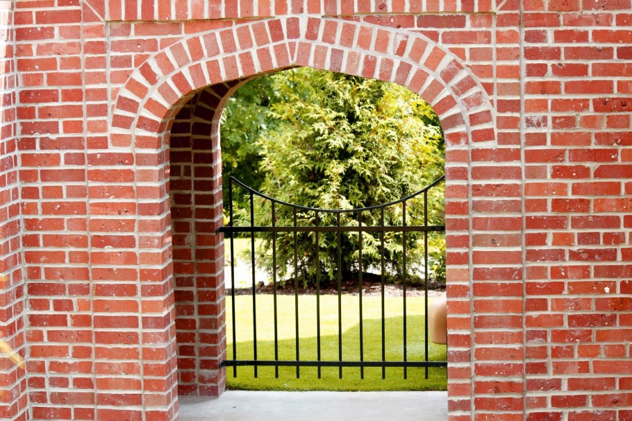 Арка из декоративного кирпича на кухне