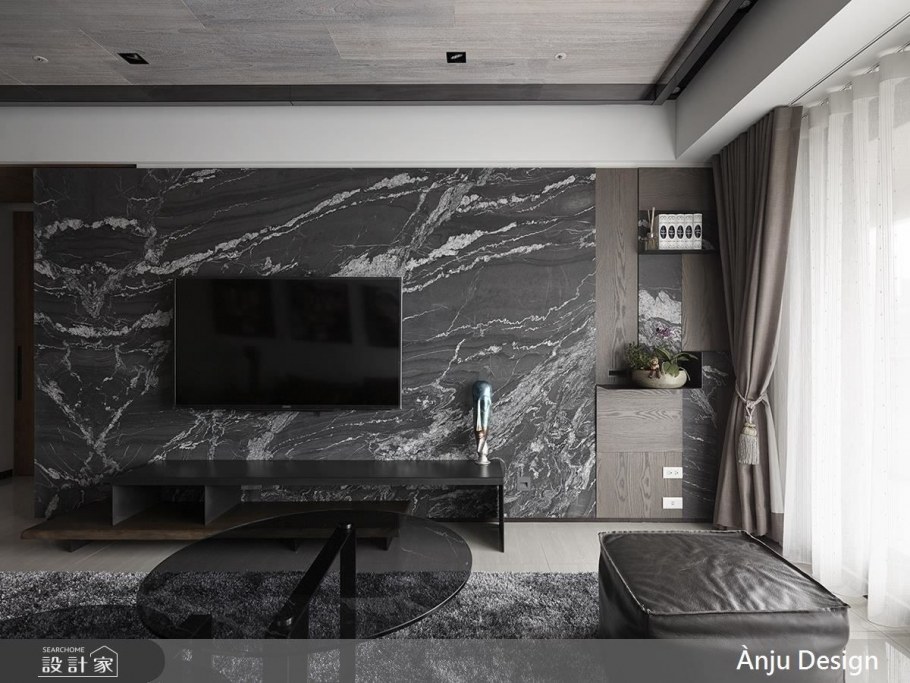 Телевизор на черной стене