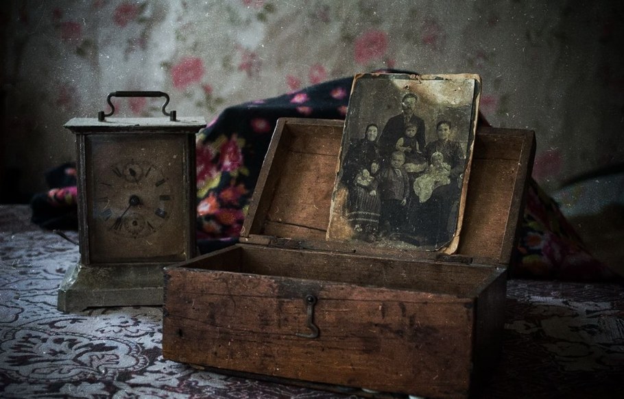 Старые предметы на полке