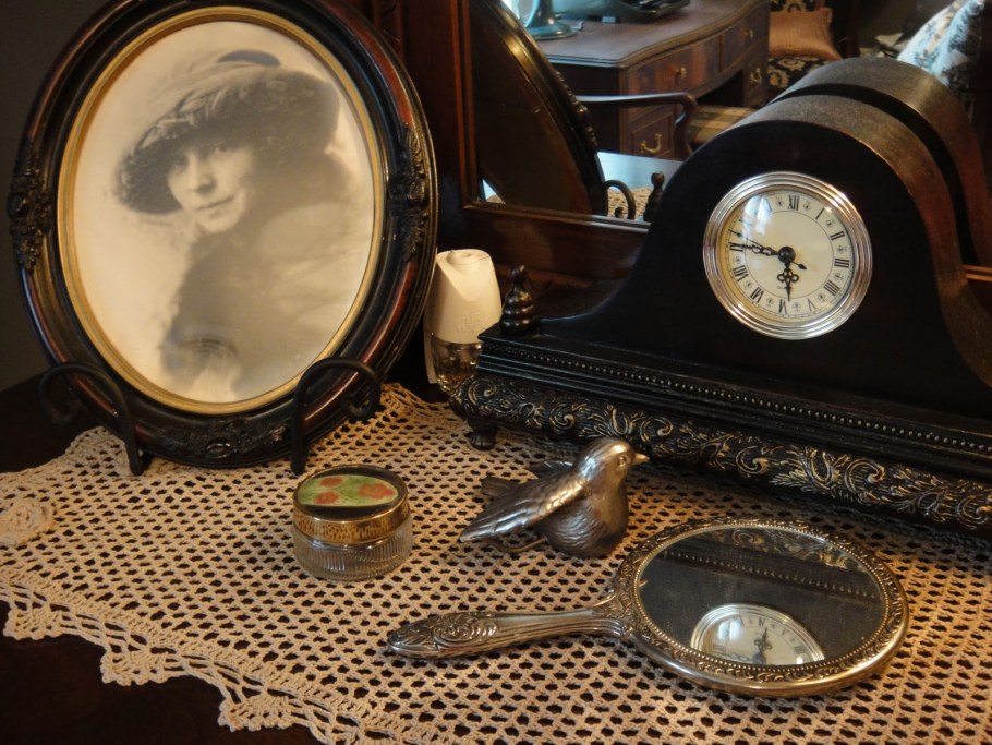 Натюрморт с предметами старины