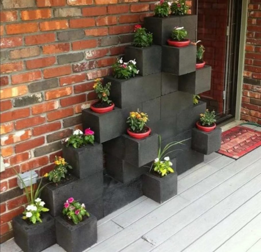 Клумба из бетонных блоков