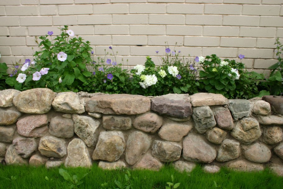 Каменные ограждения для клумб