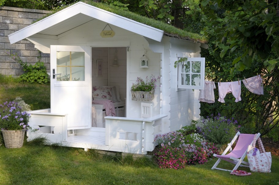 Домик для девочки на даче