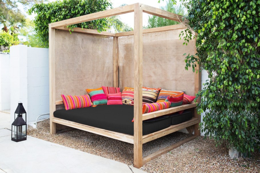 Деревянный топчан для дачи